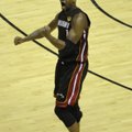 LeBron James lahkus, kuid Chris Bosh pikendas Heatiga lepingut