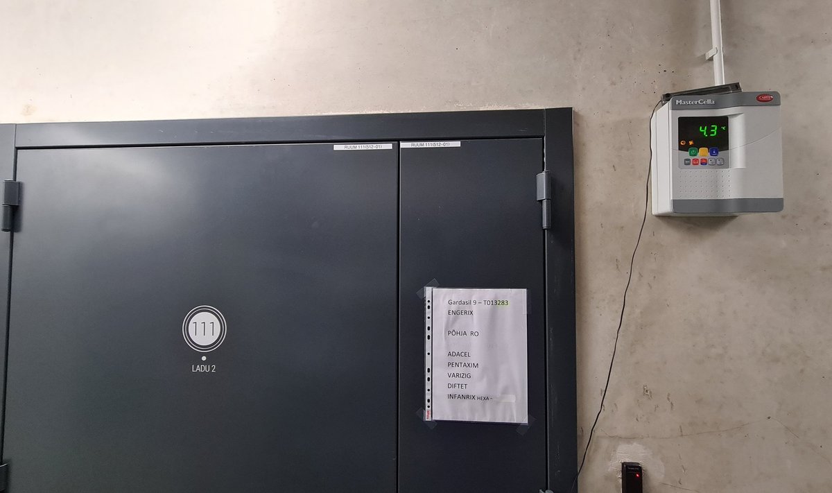 VAATASID MÖÖDA: Terviseameti ametnikud ei pannud tähele termomeetri näitu, mille näidik seisab kõrgel ukse kõrval.