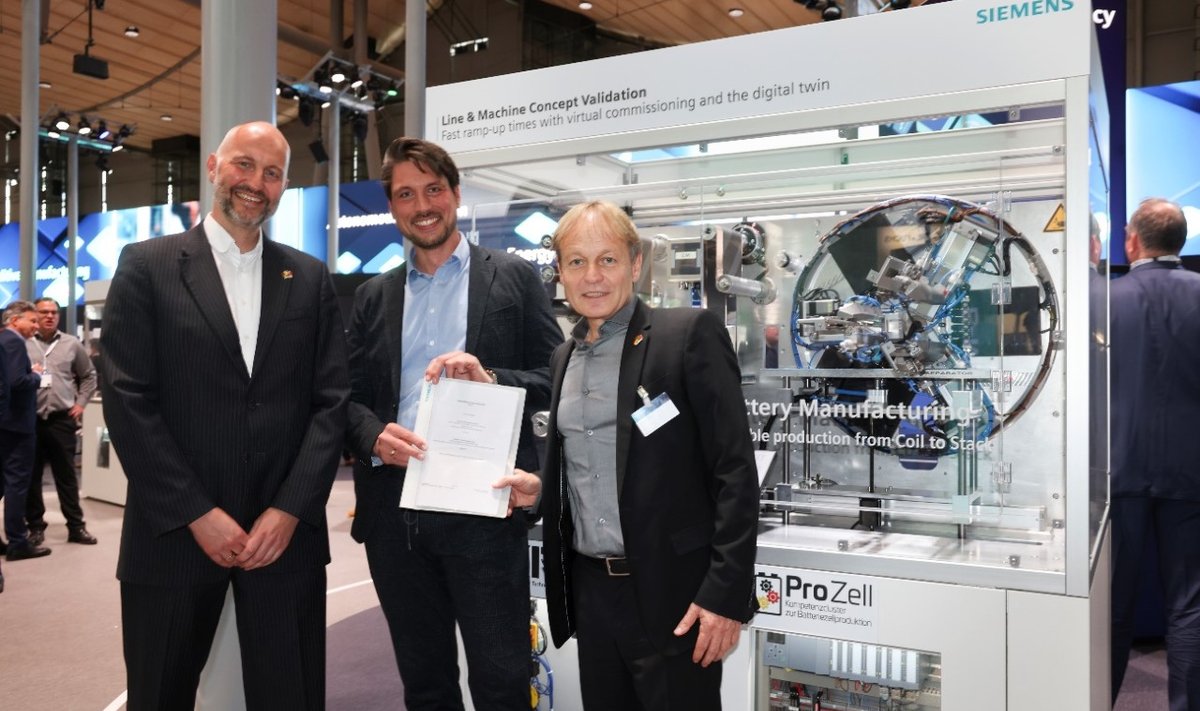 Siemensi tehaste automatiseermise valdkonna müügi asepresident Stefan Gierse; Skeletoni tootmisjuht Dr. Linus Froböse; ja Siemensi Digitaalse tööstuse juht Guido Feind.