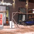 ФОТО: Ночью в Таллинне Volkswagen врезался в стену дома, водитель скрылся