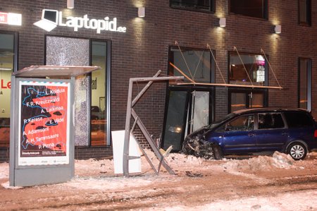 Tallinnas paiskus auto vastu majaseina