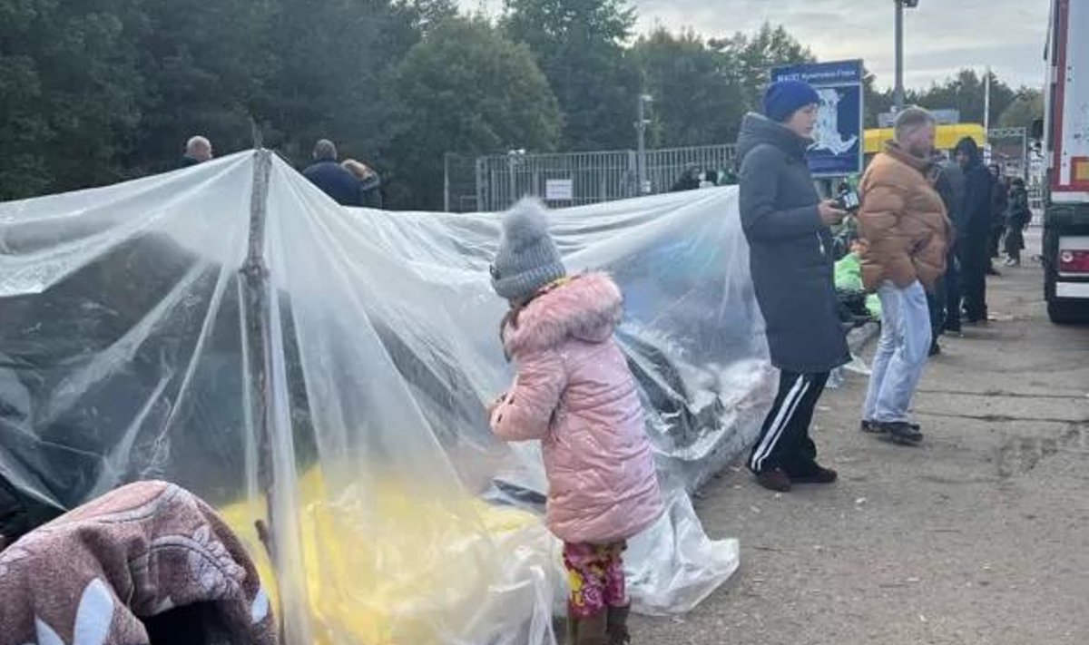 Так выглядела очередь украинских беженцев на КПП в Шумилкино Псковской области 30 сентября.