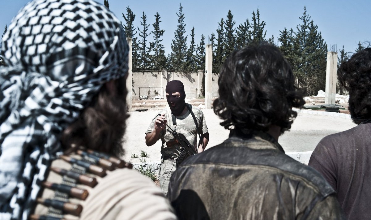 Sunniitlik võitlusgrupp Mujahideen Army treenib ISISe vastu võitlemiseks.