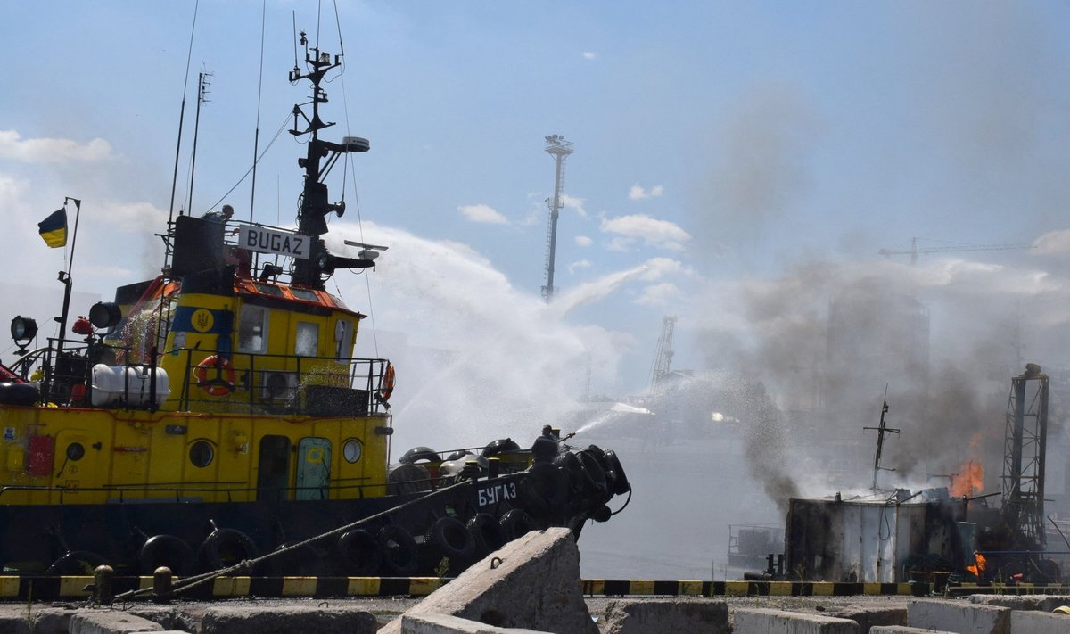 VALELIK RÜNNAK: Odessa linnavalitsuse avaldatud foto Vene raketirünnaku järel tekkinud tulekahju kustutamisest Odessa sadamas. Venelased väidavad, et pihta sai Ukraina sõjalaev, kuid see ei vasta Ukraina teatel tõele.
