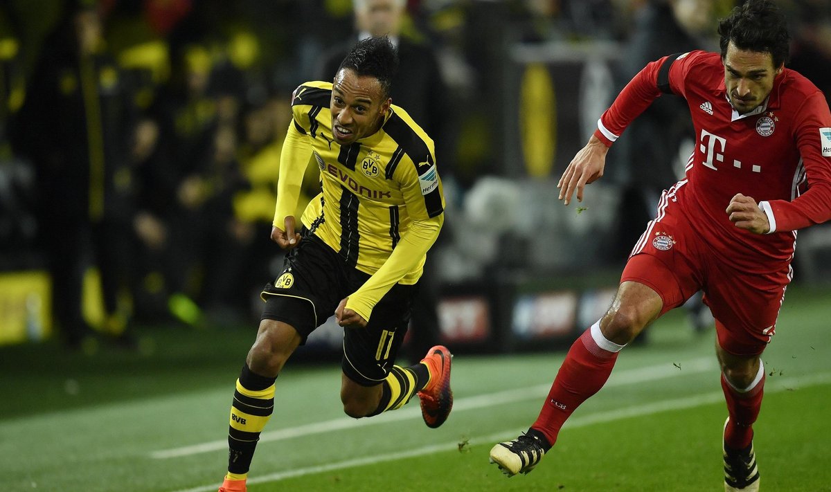 Pierre-Emerick Aubameyang ja endine Dortmundi kaitsja Mats Hummels palli järele jooksmas.