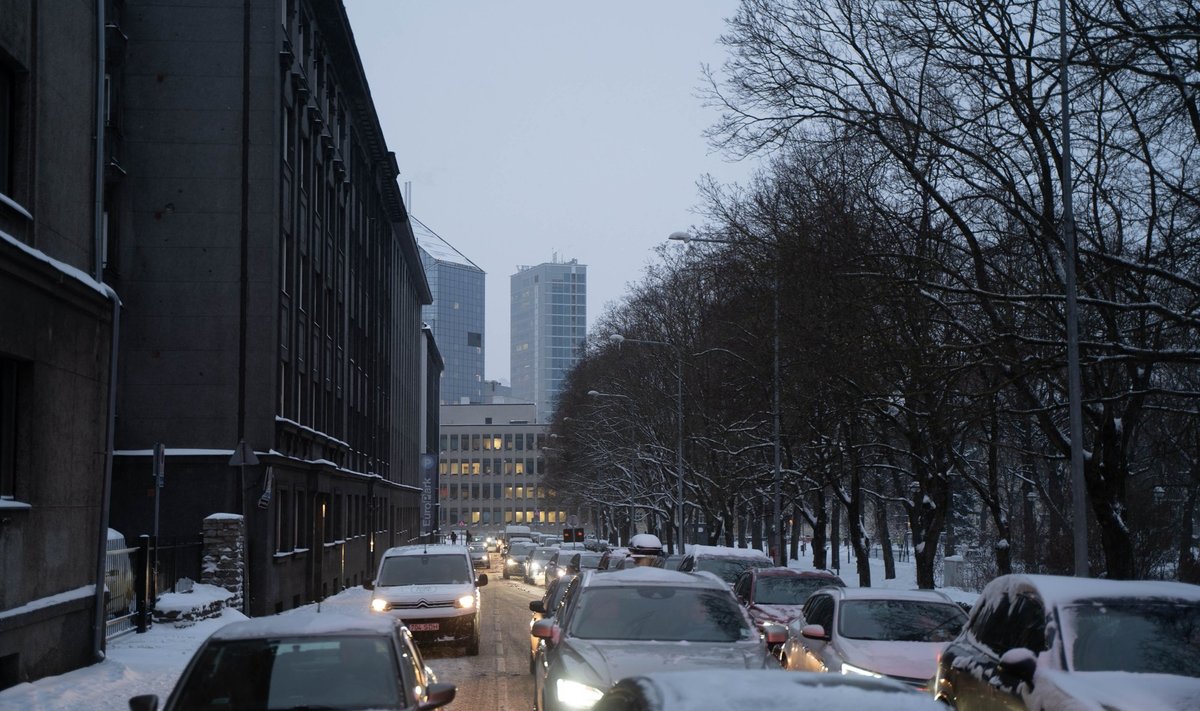 Talvine liiklus Kunderi tänaval, pilt on illustratiivne.