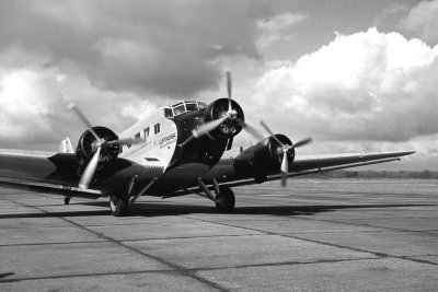 Junkers J-52 oli peamine lennuk Tallinna lennuväljal kolmekümnedate lõpus. Nendega lendasid Aero o/y, AB Aerotransport, Deruluft, Deutsche Lufthansa ja AGO. https://www.freunde-lufthansa-ju52.de/