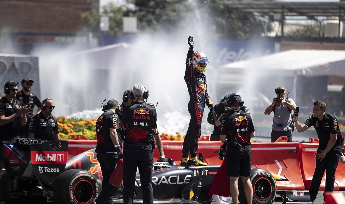 Red Bulli piloot Sergio Perez tähistamas võitu.