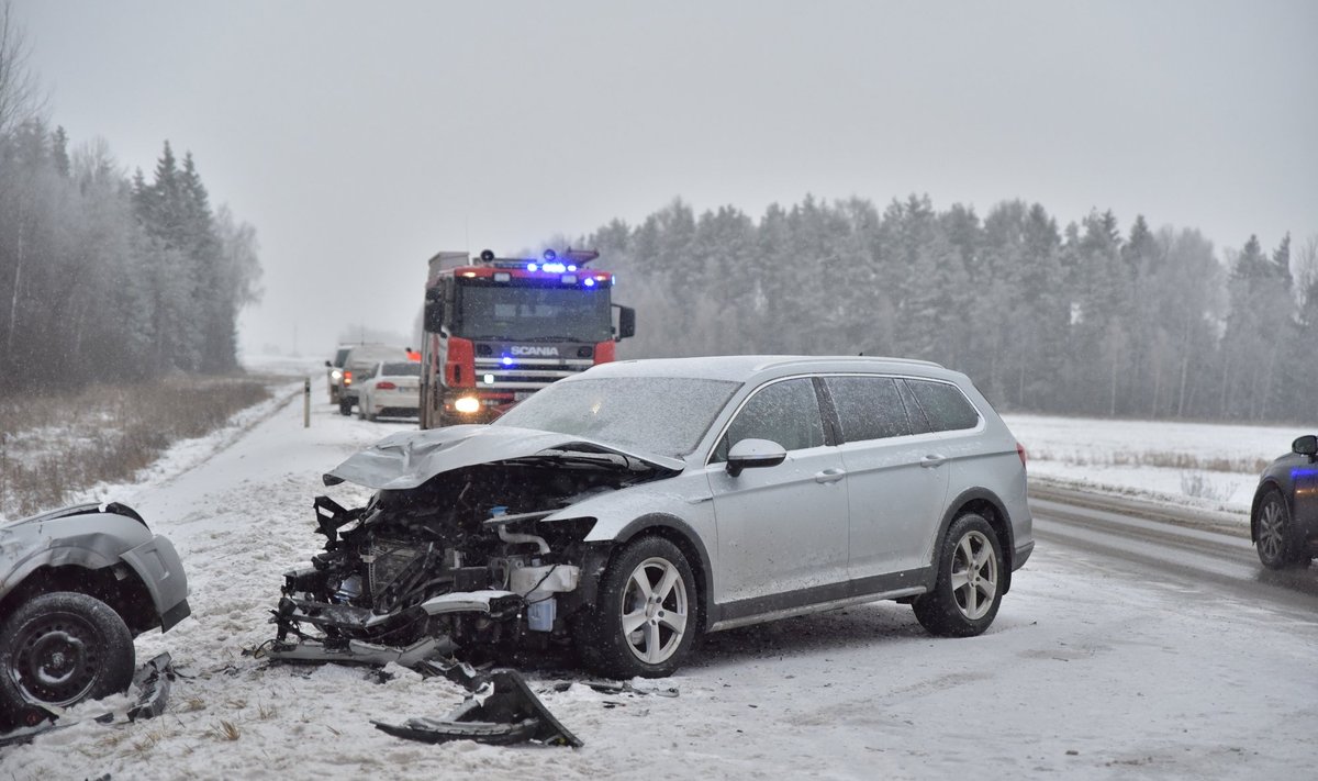 Liiklusõnnetuse tagajärjel hukkus Opelis kaasreisijana viibinud 28-aastane naine.