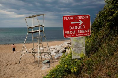 Saint-Jean-de-Luzi linnas on mõnes rannas erosioonist tuleneva varinguohu tõttu keelatud viibida. Huvilisi see siiski ei takista.