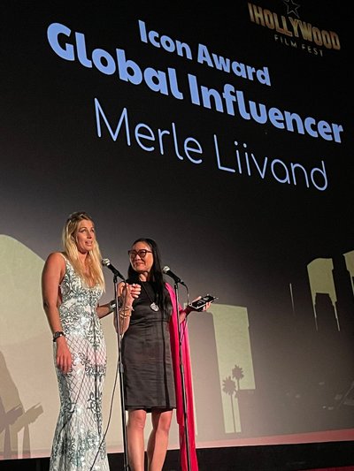 Merle Liivand auhinna vastu võtmas Hiina teatris Hollywoodis.