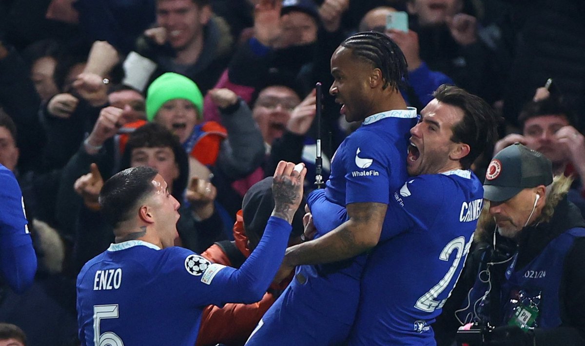 Chelsea mängijad väravat tähistamas.