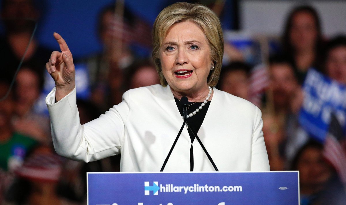 Demokraatide eelmine presidendikandidaat Hillary Clinton eelistas möödunud valimiste ajal kanda valget pükskostüümi ja seda lausa nii sageli, et sellest sai nüüdisaegse feminismi sümbol.