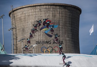 Kelly Sildaru Pekingi taliolümpia freestyle-suusatamise Big Air hüppel.