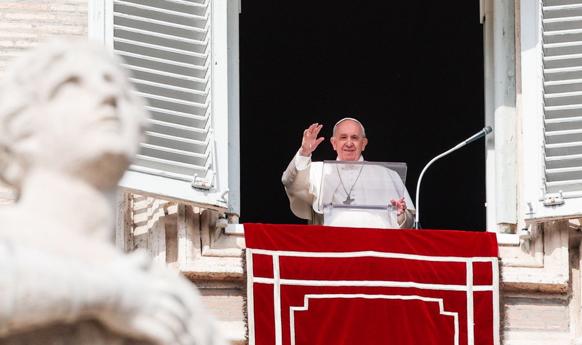 Paavst Francis Püha Peetruse väljakul palvust pidamas.