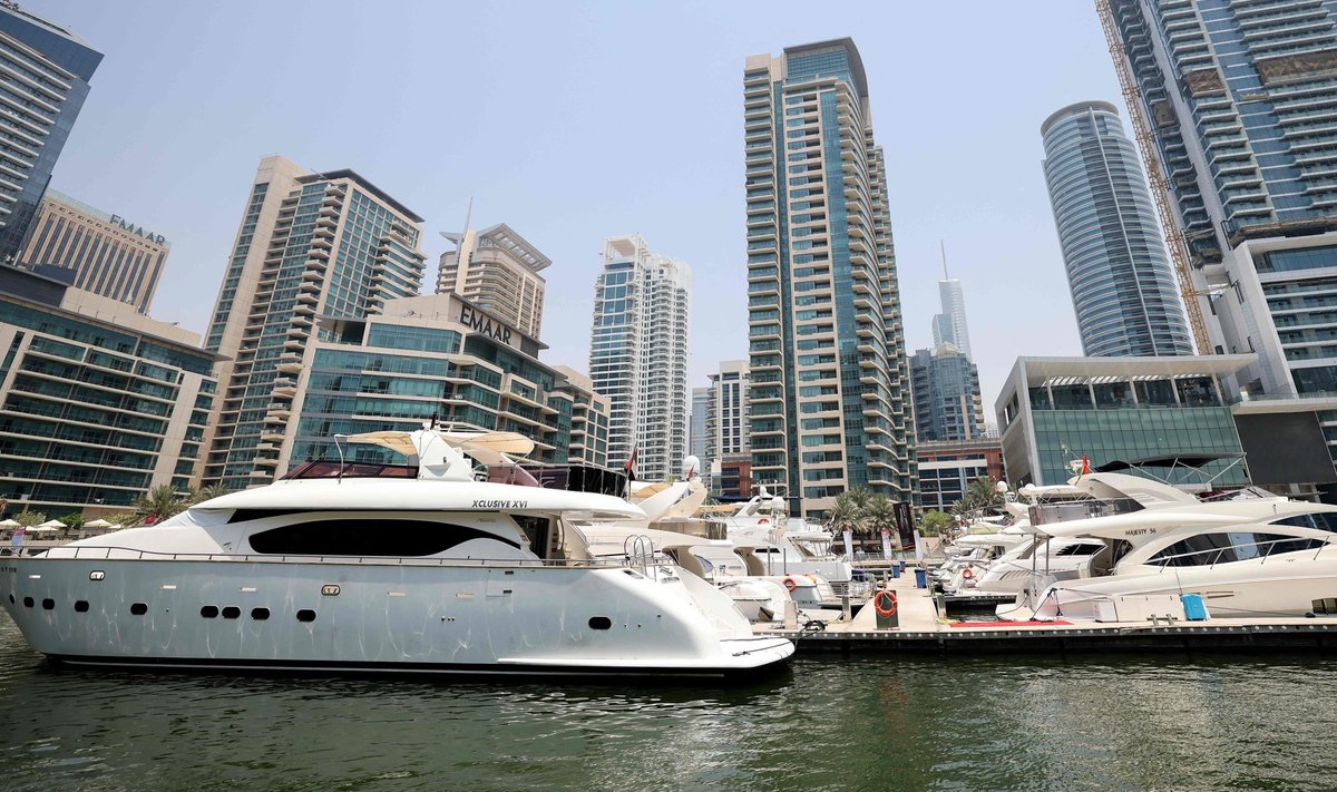 Luksusjahid Dubai Marina Beach Life sadamas