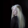 Как девочка с альбинизмом из китайского приюта стала моделью для Vogue