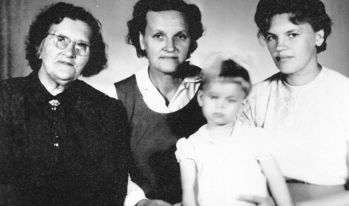 Vasakult: Mamma, vanavanaema Leida Pauliine, vanaema Inge, esiplaanil ema Anneli.