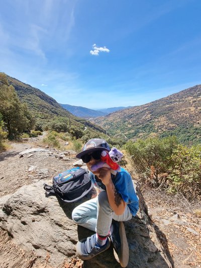 Sierra Nevada matkal. Tormi näitab oma karu, kellega tegime Tormi lasteaiarühmakaaslastele saatmiseks pilte