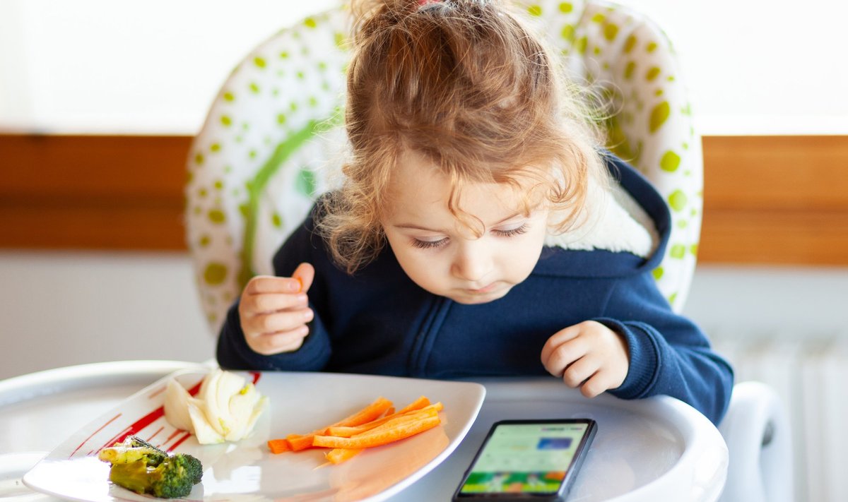 kid and phone