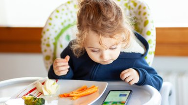 Диетологи объяснили, почему детям (да и взрослым) не стоит обедать рядом с гаджетами