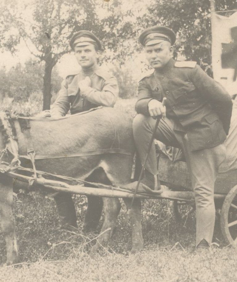 Johannes Vares I maailmasõjas polguaarstina sanitaarvankri juures (seisab, jalg aisal).