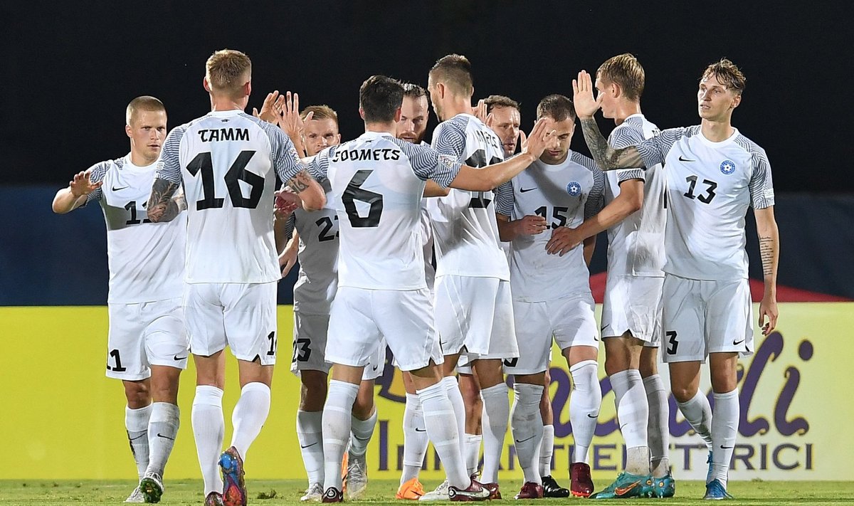 Koondisekaaslased õnnitlemas Eesti 1:0 värava löönud Henri Anieri.