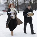 FOTOD | „Kes see idioot...“ hüüab Yana Toom Narva linna Geneva kontserdimaja ees Yana Toomi pappkuju kõrval 