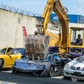 VIDEO | Ai! Buldooser lõhub miljoni euro eest kalleid autosid