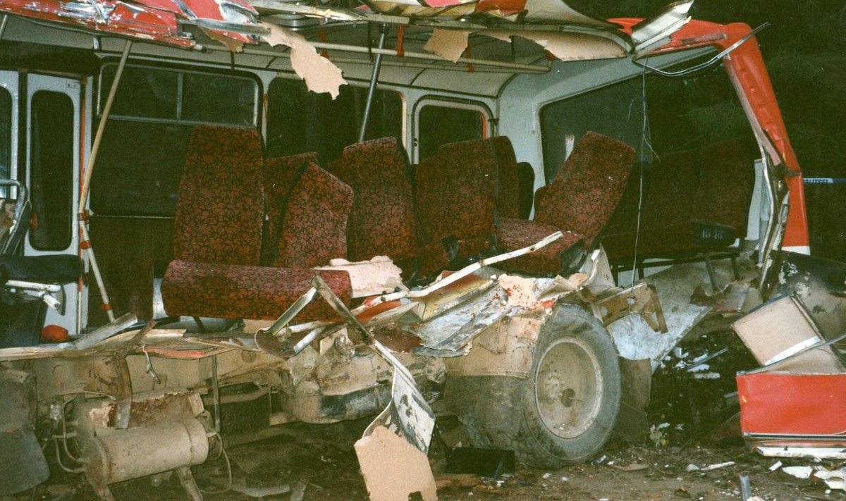 Veoki laastamistöö oli nõnda ränk, et päevinäinud PAZ-bussil oli üks külg sootuks puudu.