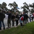 VIDEO | „Balti ketilised“ jõudsid Viru väljakust Kosmose kinoni. Bussiga sõideti Viljandi maanteeni, kus nõuti autosignaalide saatel Eestile vabadust