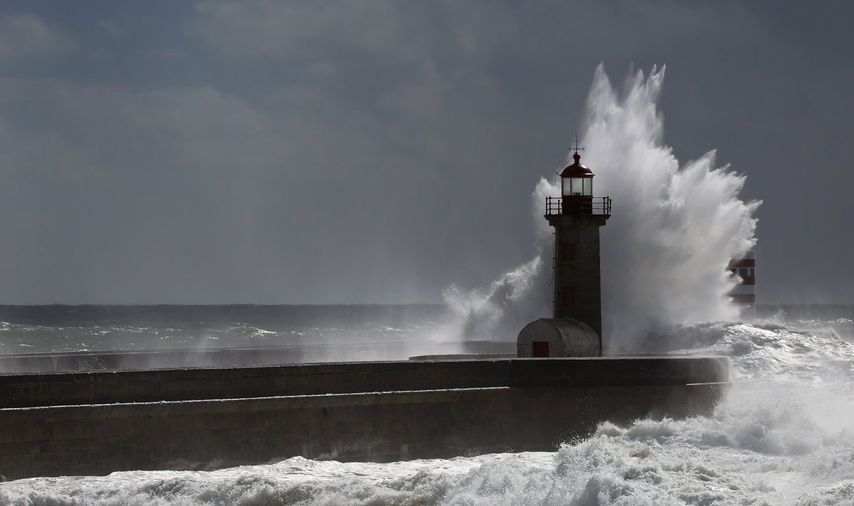 Torm Inglismaa rannikul – lained on tuletornistki kõrgemad.