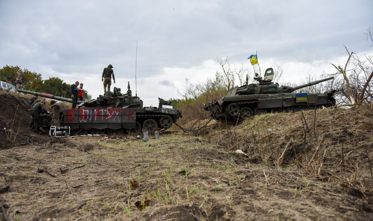 Ukrainlased parandamas hüljatud ja katkist Vene tanki.