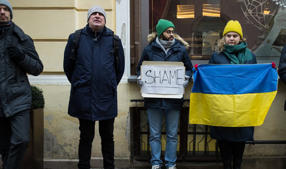 Tallinn, 24.02.2022. Meeleavaldus Ukraina toetuseks Vene saatkonna ees.