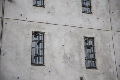 Vangla akende trellidele on seotud prügikotid