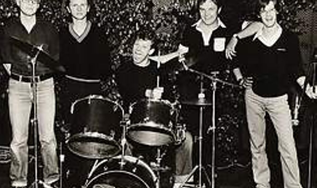 ROCK-HOTEL: Aastal 1978 alustanud Rock-Hotelis said kokku juba teenekad muusikud (vasakult) – Heigo Mirka (varasemad bändid: Optimistid, Psycho), Margus Kappel (Ruja), Harri Kõrvits (Optimistid, Mikronid, Elektra, Apelsin), Ivo Linna (System, Müstikud, Vana Toomas, Apelsin) ja Andres Põldroo (Kooma, Poissmehed, Ornament, Ruja, Psycho). Rock-Hotelli arhiiv