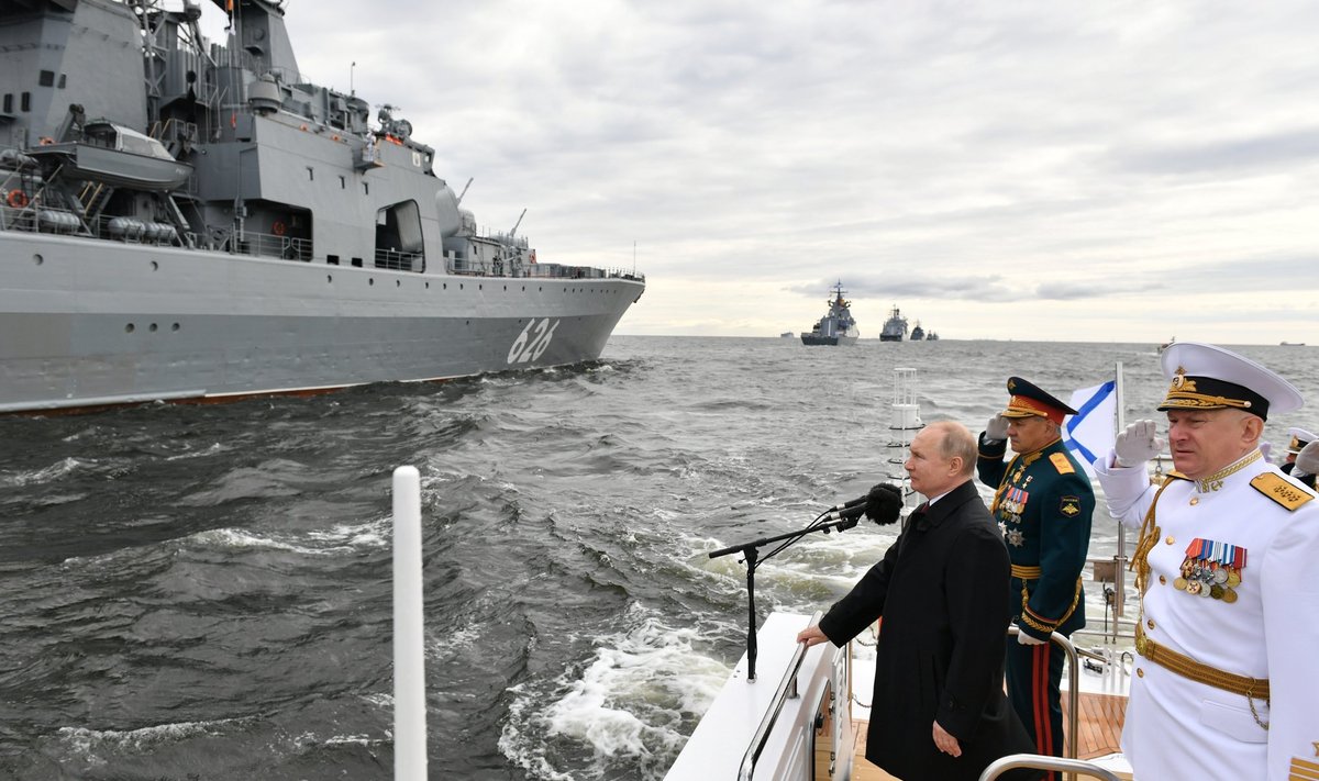 Владимир Путин принимает парад ВМФ