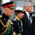 Kuninglik pere jätab kuningannaga hüvasti: tuhanded inimesed jälgivad kuninganna viimast teekonda