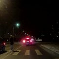 PARDAKAAMERA VIDEO: Kaks last oleks Viljandis äärepealt auto alla jäänud