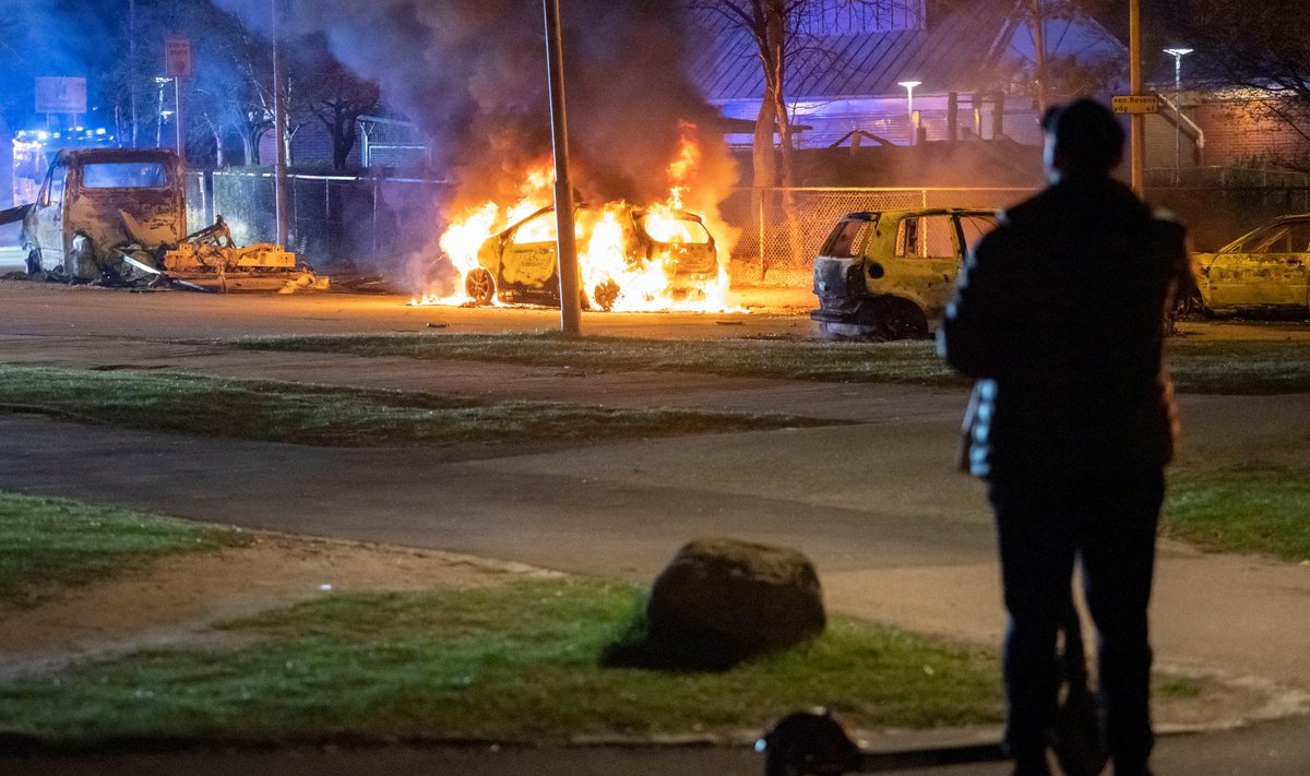Pühapäeval jõudsid rahutused Malmösse, kus koraani põletamisele järgnes autode põletamine.