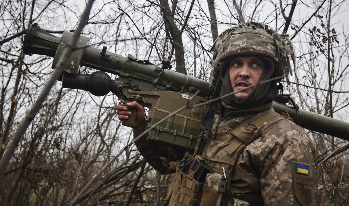 16. nov, Ukraina sõdur õlalt lastava maa-õhk raketiheitjaga Donetski oblastis