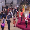 VIDEO | Kuninganna kirstu näppima tormanud mees veetis öö trellide taga