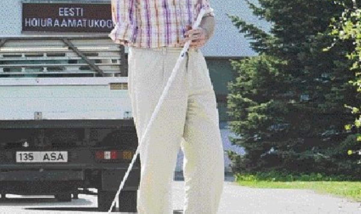 Avo Falkenberg on nördinud, et raamatukogu majani ei vii kõnniteed ja sissepääsu peab otsima läbi naaberhoovide.