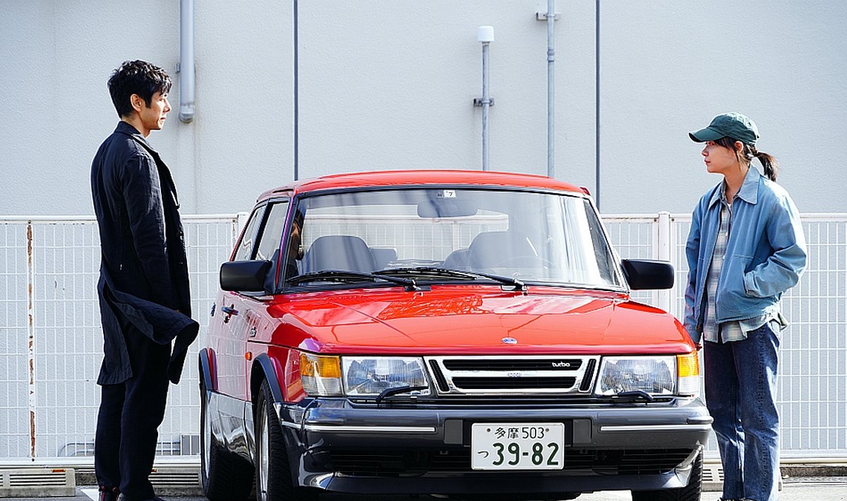 MEES, AUTO JA NAINE: Teatrilavastaja Yûsuke Kafuku (Hidetoshi Nishijima), punane SAAB 900 ja nooruke autojuht Misaki (Tôko Miura).