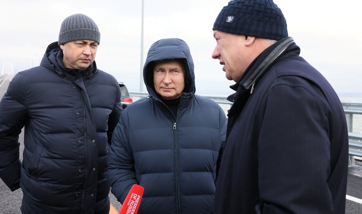 PROPAGANDA: Vene riigitelevisioon näitas täna, kuidas Putin ja asepeaminister Marat Husnullin (paremal) Mercedesega üle Kertši väina silla sõitsid. Ilmselt taheti demonstreerida, kui hästi on sujunud silla parandustööd pärast 8. oktoobri veokiplahvatust.