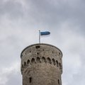 В 30-летие восстановления независимости сине-черно-белый флаг на башне ”Длинный Герман” подняли три поколения одной семьи