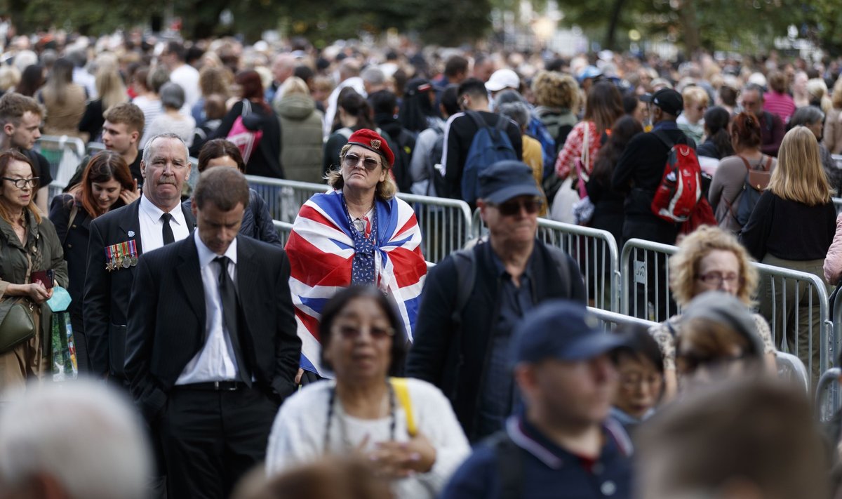 Queues to see Queen’s coffin in London