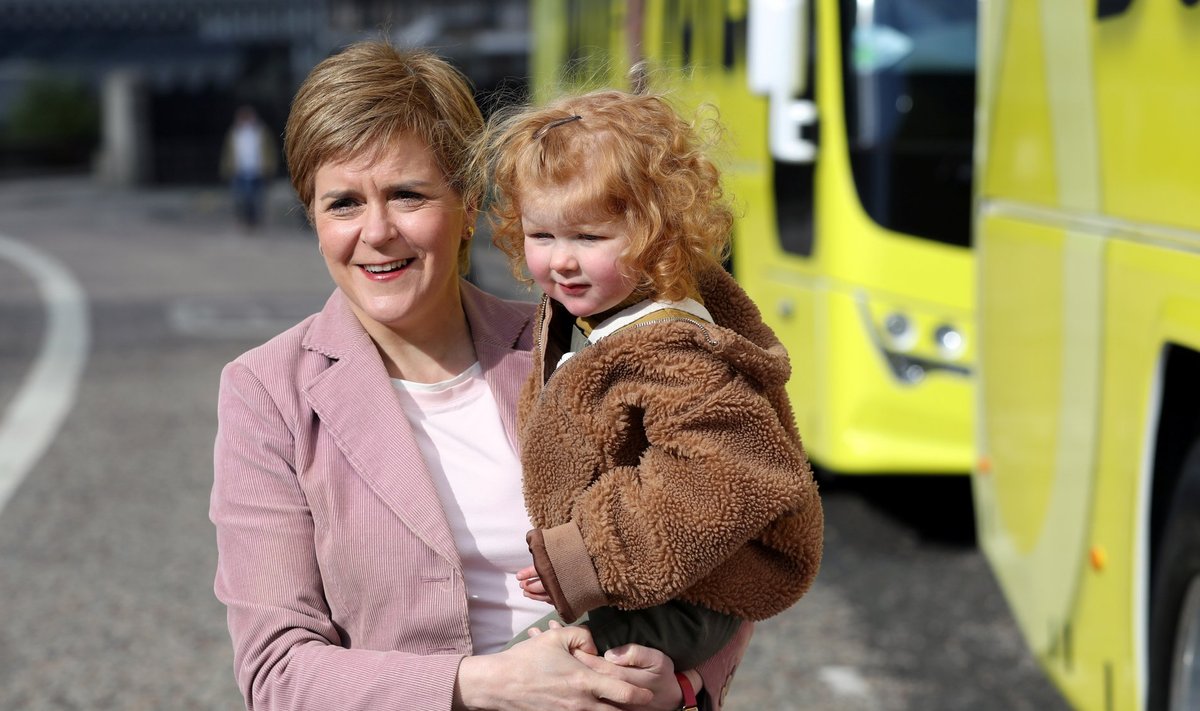 Laps süles – valimised tulekul. Šoti Rahvuspartei juht Nicola Sturgeon on viimastel nädalatel teinud väsimatult kampaaniat ja jõudnud igale poole. Pildil on ta parteikaaslase lapsega Edinburgh’s.