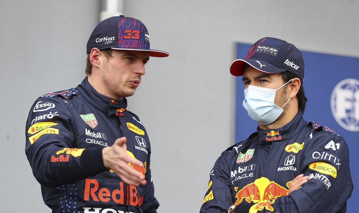 Max Verstappen (vasakul) on pahane, et ei saa Sergio Pérezelt piisavalt abi.