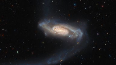 FOTO | Kosmoseteleskoop Hubble leidis enne aastavahetust „pikkade varrukatega“ spiraalgalaktika